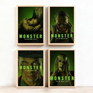Puede incluir: Cuatro carteles enmarcados con la palabra "MONSTER" en letras blancas grandes, con "THE ED GEIN STORY" debajo. Cada cartel presenta una imagen diferente de una persona con un fondo verde. Los marcos son de color marrón claro.