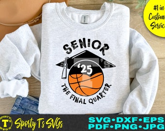 Puede incluir: Una sudadera gris con un gráfico de baloncesto negro y naranja. El gráfico incluye el texto "Senior '25 The Final Quarter".