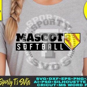 Puede incluir: Una camiseta gris con un dise&ntilde;o circular blanco que dice "Sporty" y "Softball". El dise&ntilde;o tambi&eacute;n incluye una pelota de softball amarilla con costuras rojas en forma de home plate. El texto "Mascot" est&aacute; en letras negras sobre la pelota de softball. El texto "Sporty T's SVGs" est&aacute; en letras negras en la parte inferior de la imagen.