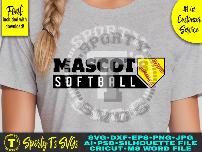 Puede incluir: Una camiseta gris con un dise&ntilde;o circular blanco que dice "Sporty" y "Softball". El dise&ntilde;o tambi&eacute;n incluye una pelota de softball amarilla con costuras rojas en forma de home plate. El texto "Mascot" est&aacute; en letras negras sobre la pelota de softball. El texto "Sporty T's SVGs" est&aacute; en letras negras en la parte inferior de la imagen.