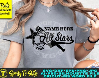 Puede incluir: Una camiseta gris con un gráfico de bate de béisbol y pelota negros. El texto "NAME HERE All Stars 2025" está en la camiseta.