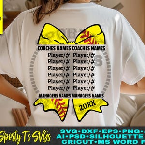 Könnte beinhalten: Weißes T-Shirt mit einer gelben und roten Softball-Schleife. Das Shirt trägt den Text "Coaches Names Coaches Names" und listet "Player/# Player/#" acht Mal auf. Der Text lautet auch "Managers Names Managers Names" und "20XX".