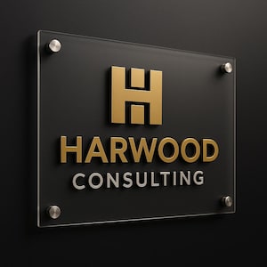 Puede incluir: Un letrero rectangular con el texto "HARWOOD CONSULTING" en letras doradas y plateadas. El letrero est&aacute; montado sobre un fondo negro con herrajes plateados. La letra dorada "H" est&aacute; en la parte superior del letrero.