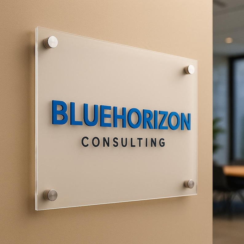 Puede incluir: Un letrero rectangular con el texto "BLUEHORIZON CONSULTING" en letras azules y negras. El letrero est&aacute; montado en una pared beige con cuatro fijaciones plateadas.