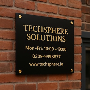 Könnte beinhalten: Schwarzes rechteckiges Schild mit goldfarbenem Text "TECHSPHERE SOLUTIONS". Es zeigt Geschäftszeiten, Telefonnummer und Website. Befestigt an einer roten Backsteinmauer mit goldenen Schrauben.