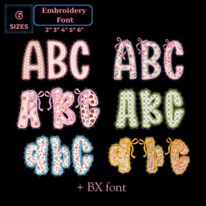 Puede incluir: Una variedad de letras bordadas con diseños florales y estampados. Las letras están delineadas con encaje y adornadas con lazos. La imagen incluye el texto "Embroidery Font" y opciones de tamaño de 5 cm a 15 cm.