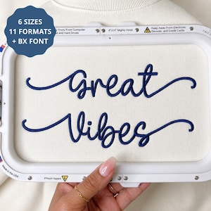 以下が含まれることがあります： 白い布地に筆記体で「great VIBES」と濃い青色で刺繍された刺繍枠。左上の青い円形のグラフィックには「6 SIZES 11 FORMATS + BX FONT」というテキストが表示されています。枠は白色です。