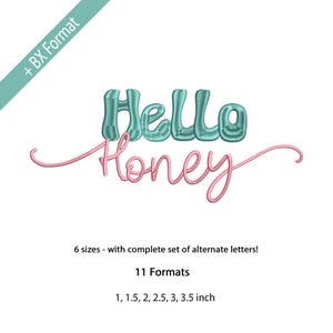 Op de afbeelding: Een geborduurd ontwerp met de woorden "Hello Honey" in teal en roze. De tekst is in een scriptlettertype. De afbeelding bevat ook tekst die aangeeft dat het ontwerp beschikbaar is in 6 maten en 11 formaten, van 2,5 tot 8,9 cm.