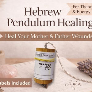Puede incluir: Imagen que presenta un péndulo para la curación, con texto en hebreo. La imagen incluye una vela encendida, un cristal de cuarzo rosa y un manojo de lavanda seca. El texto dice "Hebrew Pendulum Healing" y "Heal Your Mother & Father Wounds".
