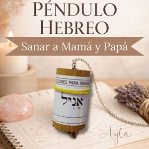 Puede incluir: Un péndulo de madera con una cadena, una banda amarilla y texto en hebreo. La imagen incluye el texto "Manual de Péndulo Hebreo" y "Sanar a Mamá y Papá". También se ven una piedra rosa, una vela y un manojo de lavanda.