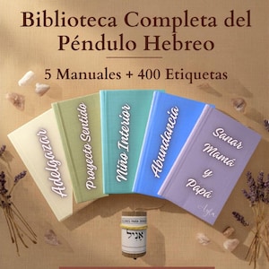 Puede incluir: Una colección de cinco libros con títulos en español, incluyendo "Adelgazar" y "Abundancia". Los libros son de varios colores pastel, dispuestos con un pequeño objeto de madera en el centro. El texto "Biblioteca Completa del Péndulo Hebreo" está en la parte superior.
