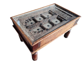 Table basse ancienne en bois, fabriquée à partir d'un panneau de fenêtre ou de porte en bois sculpté, Inde vers 1910