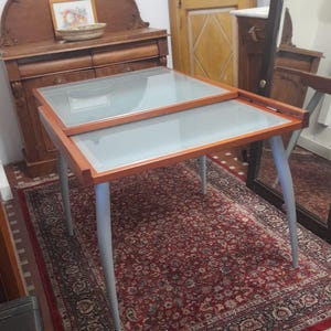 Może przedstawiać: Zestaw trzech ceramicznych wazonów o różnych wysokościach i kształtach. Wazony są glazurowane matowym białym wykończeniem, oferując minimalistyczną estetykę. Najwyższy wazon ma około 25 cm wysokości.