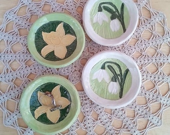 Daffodil or snowdrop ring dish - Green, white and yellow ceramic trinket holder - Handmade stoneware tealight holder - tea bag holder