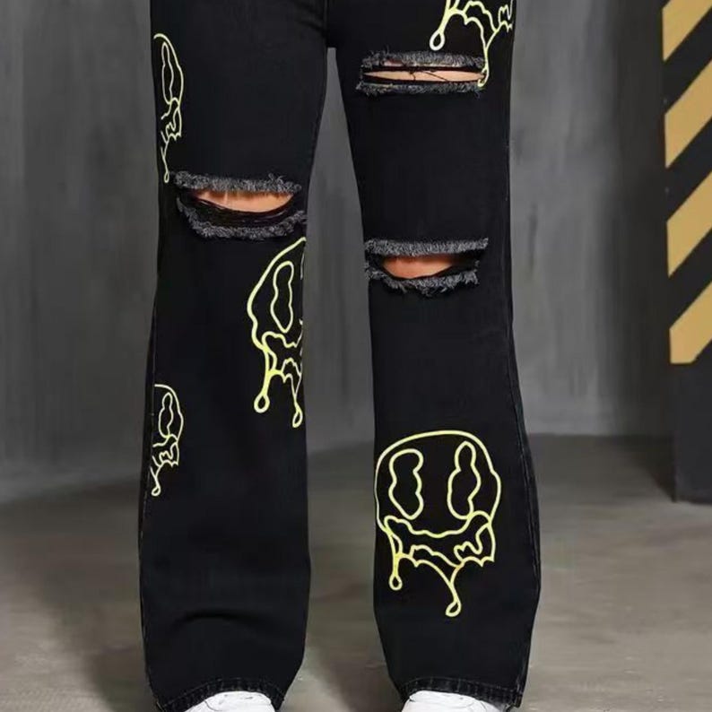 Ripped Wide Jeans | Chic Print Denim Pants | Daily Wear | Y2K Street Style

Ripped wide jeans with smiley print chic street style