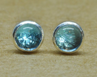 Boucles d'oreilles topaze bleue suisse. Véritables clous de bijoux artisanaux en argent sterling de 4 mm, faits à la main au Royaume-Uni à l'aide de pierres précieuses authentiques.