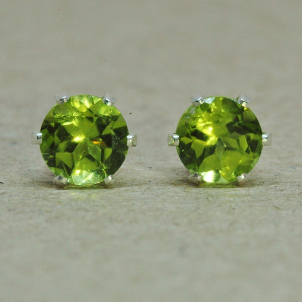 Pendientes de peridoto. Pendientes de piedra preciosa verde de 5 mm hechos con plata de ley.