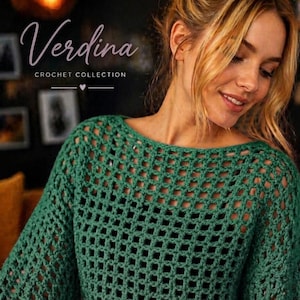 Könnte beinhalten: Ein grüner Häkelpullover mit quadratischem Maschendesign. Der Pullover hat lange Ärmel und einen runden Ausschnitt. Der Text "Verdina CROCHET COLLECTION" steht in Schreibschrift über dem Pullover.