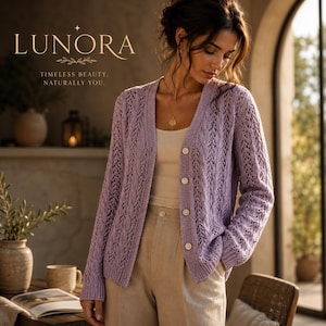 Puede incluir: Un cárdigan de punto de color morado claro, de manga larga y con botones, que presenta un intrincado patrón calado. La prenda tiene un cuello en V y puños acanalados. El texto en la esquina superior izquierda dice: LUNORA, TIMELESS BEAUTY, NATURALLY YOU.