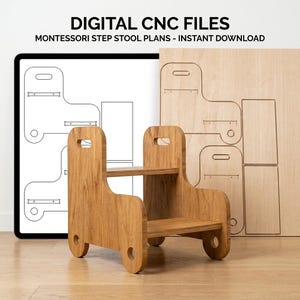Puede incluir: Un taburete de madera de dos peldaños de color marrón claro con asas laterales y recortes circulares en la base. Detrás del taburete hay archivos CNC digitales y planos de taburete Montessori con el texto DIGITAL CNC FILES MONTESSORI STEP STOOL PLANS - INSTANT DOWNLOAD.