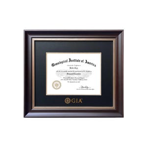 Könnte beinhalten: Eine gerahmte Urkunde des Gemological Institute of America. Die Urkunde befindet sich in einem dunkelbraunen Holzrahmen mit einem goldenen Innenrand. Der Text der Urkunde ist schwarz, mit dem GIA-Logo unten.