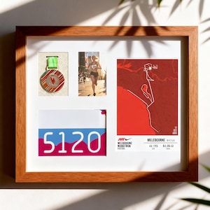 Könnte beinhalten: Holzgerahmte Präsentation mit einer Marathonmedaille, einem Läufer, einer Startnummer mit der Nummer 5120 und einer roten Karte des Melbourne Marathon-Kurses. Die Karte enthält den Text "Melbourne Marathon Festival".