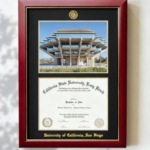 Könnte beinhalten: Ein gerahmtes Diplom der California State University, Long Beach, und der University of California, San Diego. Der Rahmen ist tiefrot mit einem goldenen Innenrand. Das obere Bild zeigt ein modernes Gebäude.