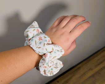 Handgjord blommig scrunchie
