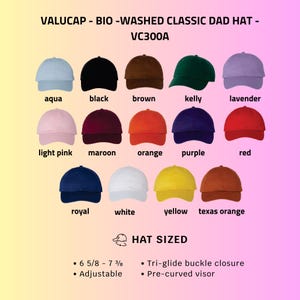 Op de afbeelding: Een display van Valucap bio-gewassen klassieke dad hats in diverse kleuren, waaronder aqua, zwart, bruin en lavendel. De hoeden zijn verstelbaar met een tri-glide gespsluiting en voorgebogen klep. Hoedmaten vari&euml;ren van 6 5/8 tot 7 3/8 inch.