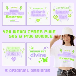 Puede incluir: Una camiseta corta blanca con el texto "MAIN CHARACTER Energy" en verde neón y morado, con un gráfico de rayo. La imagen también presenta varios otros diseños con texto y gráficos en una estética Y2K.