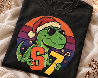 Cool Dino 67 för kvinnor, Retro Dino-solnedgång PNG, Cool tecknad dinosaurie PNG, Sublimeringsdesign för dinosaurieälskare, Digital nedladdning av vintage dinosaurie