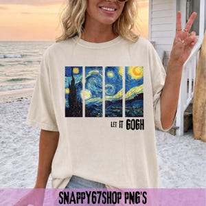 Könnte beinhalten: Beiges T-Shirt mit einem Druck von Van Goghs "Sternennacht"-Kunstwerk, aufgeteilt in vier vertikale Paneele. Der Text "LET IT GOGH" ist darunter in Schwarz gedruckt. Das T-Shirt hat einen lässigen Stil.