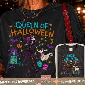 Könnte beinhalten: Ein schwarzes T-Shirt mit Rundhalsausschnitt und einem Grafikdruck mit dem Text Queen of Halloween, einer Skelettfigur, einem Geisterhund, einem Haus, Fledermäusen und Sternen. Ein kleineres Bild zeigt ein T-Shirt mit King of Halloween.
