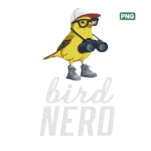 Puede incluir: Ilustración de un pájaro amarillo con gafas, sombrero y botas, con binoculares alrededor del cuello. El texto "bird NERD" está debajo del pájaro en una fuente estilizada. La imagen tiene una etiqueta PNG en la esquina superior derecha.