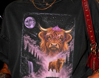 Vintage Highland Cow Moon PNG, Fantasy Book Lover Sublimation Design, Boklig Ko Digital Nedladdning, Mystisk Läsare PNG