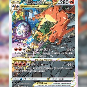 Könnte beinhalten: Eine Charizard VSTAR Sammelkarte mit 280 KP, die eine Illustration von Charizard im Kampf gegen Mewtwo zeigt. Die Karte enthält die Attacken Explosive Fire und Star Blaze sowie die VSTAR Power-Regel und den Illustrator Kiyotaka Oshiyama.
