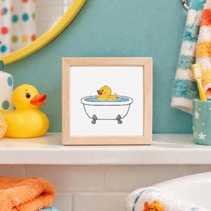 Patito divertido y divertido / Patrón de punto de cruz en PDF / Diseño de bañera con patito adorable / Decoración de baño infantil / 230×230 puntos / Hilos DMC y Anchor