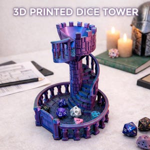 Può includere: Una torre per dadi stampata in 3D, nei toni del viola e del blu, con una scala a chiocciola e un design a castello. La torre è circondata da dadi, con il testo "3D PRINTED DICE TOWER" in alto.