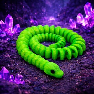 Op de afbeelding: Een opgerolde, felgroene slangenfiguur met een gedetailleerd, gesegmenteerd lichaam. De slang rust op een getextureerd, donkerpaars oppervlak, omringd door paarse kristalformaties. Het levendige groen contrasteert met de donkere achtergrond.