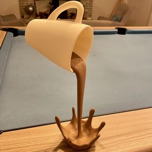 Escultura Moderna “Café en Suspensión” – Decoración Unique Effet Liquide – Arte Contemporáneo Minimalista