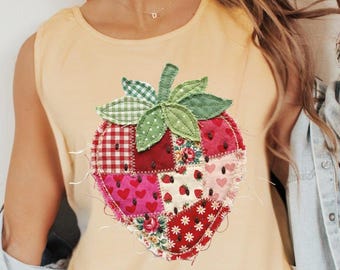 Faux Patchwork Erdbeer-T-Shirt, Comfort Colors® Gestepptes Farmhaus-Beeren-Tanktop, Rustikales Gingham-Blumenmuster, Cottagecore-Tank