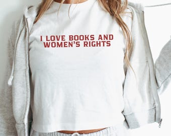 Crop-Top „Ich liebe Bücher und Frauenrechte“, Shirt für feministische Buchliebhaberinnen, verspieltes Baby-T-Shirt, Geschenk für Bücherwürmer, Shirt zur Stärkung von Frauenrechten