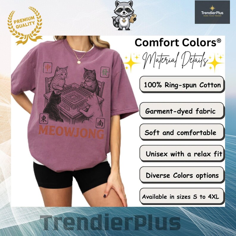 Może przedstawiać: Malinowy t-shirt z kr&oacute;tkim rękawem z grafiką przedstawiającą cztery koty grające w mahjonga przy stole. Projekt zawiera napis MEOWJONG oraz chińskie znaki w rogach. Koszulka wykonana jest w 100% z bawełny ring-spun o luźnym kroju.