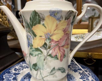 Oscar de la Renta tea pot
