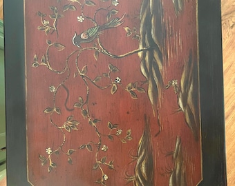 Svart- och rödlackerat sidobord i Chinoiserie-stil i åttkantig form med handmålad skiva