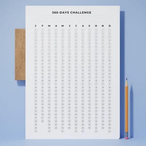 Puede incluir: Un gráfico blanco de desafío de 365 días con un respaldo de madera, con una cuadrícula de círculos para el seguimiento diario. El gráfico incluye el texto "365-DAYS CHALLENGE" en la parte superior. Un lápiz amarillo con goma rosa descansa junto al gráfico.