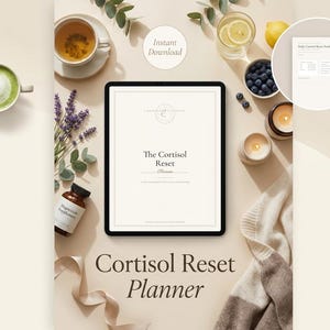 Può includere: Un tablet digitale che mostra un documento intitolato The Cortisol Reset Planner, circondato da tazze da tè, un flacone di integratore di magnesio, rametti di lavanda, mirtilli, fette di limone e candele. Un inserto circolare mostra una pagina del Daily Cortisol Reset Tracker.