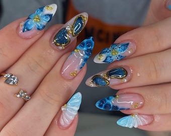 Uñas postizas de gelatina de hibisco pintadas a mano, manicura veraniega con olas tropicales del océano.