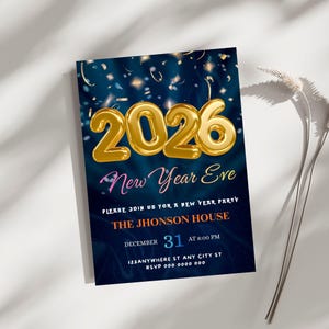 Puede incluir: Invitación para la fiesta de Nochevieja con un fondo azul oscuro y detalles dorados. La invitación presenta el año "2026" en letras grandes doradas con forma de globo, con las palabras "New Year Eve" en escritura cursiva.