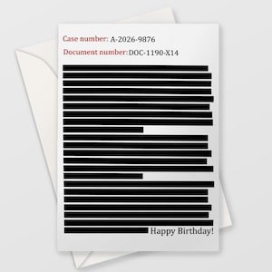 Może przedstawiać: Biała kartka urodzinowa z czarnymi poziomymi liniami i napisem "Happy Birthday!". Karta zawiera również numer sprawy A-2026-9876 i numer dokumentu DOC-1190-X14 w kolorze czerwonym. Karta znajduje się w białej kopercie.